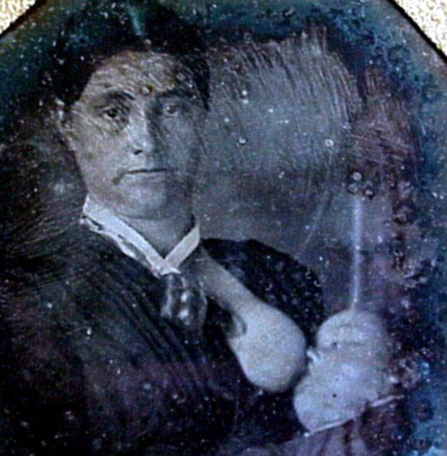 Περίεργα φωτογραφικά πορτρέτα γυναικών του 1800 να θηλάζουν τα παιδιά τους προβληματίζουν τους Κοινωνιολόγους και τους Ιστορικούς! (φωτό)