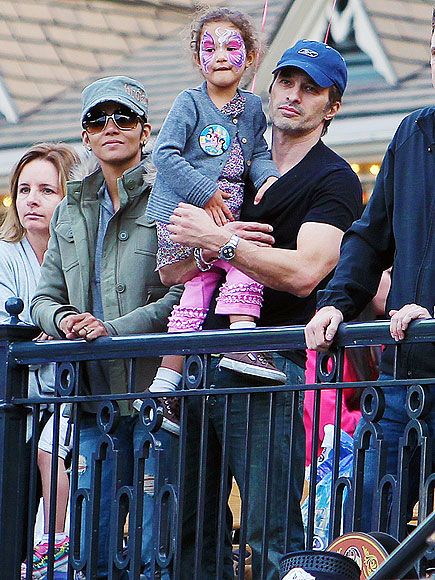 Η καταπληκτική ζωή της Xάλι Μπέρι με τον Ολιβιέ Μαρτίνεζ και τη Νάιλα! (φωτό)