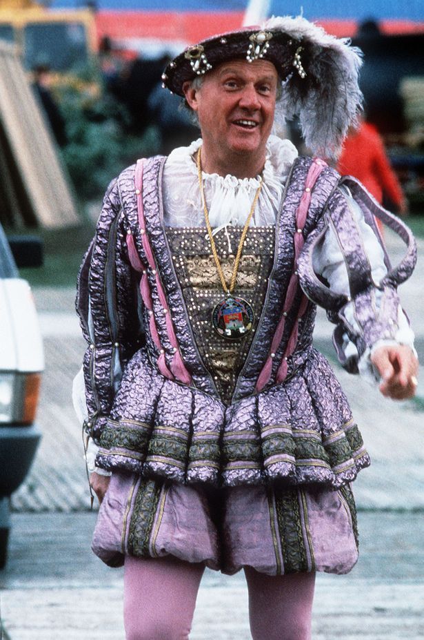 Ποιος βετεράνος παρουσιαστής καταδικάστηκε για ασέλγεια σε βάρος 14 κοριτσιών κάτω των 9 ετών;