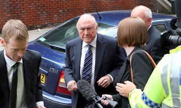 Ποιος βετεράνος παρουσιαστής καταδικάστηκε για ασέλγεια σε βάρος 14 κοριτσιών κάτω των 9 ετών;