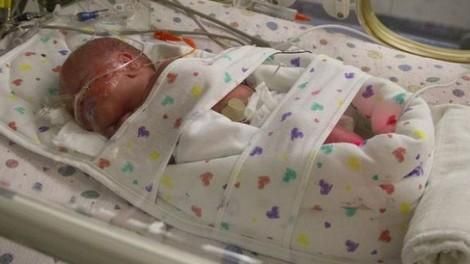 Γέννησε δίδυμα στη μέση αυτοκινητόδρομου! (βίντεο)