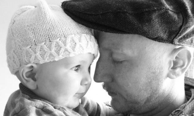 Απίστευτη ιστορία: Ζει το θαύμα της πατρότητας μετά από 54 χημειοθεραπείες