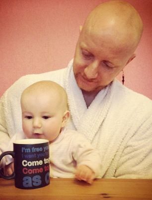 Απίστευτη ιστορία: Ζει το θαύμα της πατρότητας μετά από 54 χημειοθεραπείες