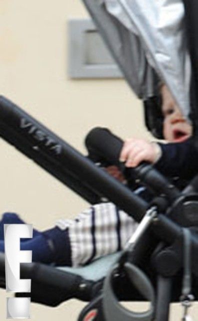 Για πρώτη φορά φωτογραφικός φακός απαθανατίζει τον γιο της Αντέλ!