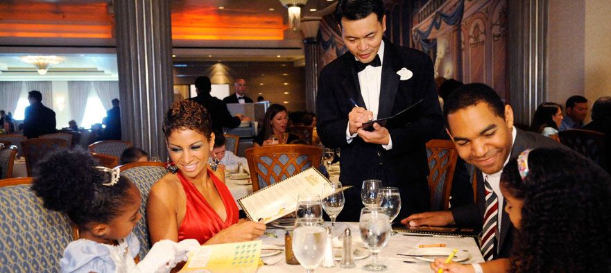 Το μαγικό πλοίο του Μίκι Μάους «έδεσε» στον Πειραιά και σας το παρουσιάζουμε! (φωτογραφίες και βίντεο)