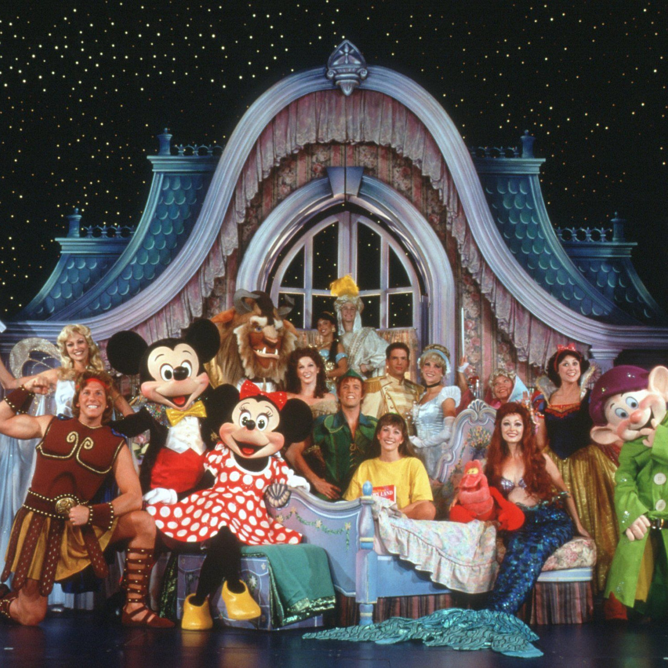 Το μαγικό πλοίο του Μίκι Μάους «έδεσε» στον Πειραιά και σας το παρουσιάζουμε! (φωτογραφίες και βίντεο)