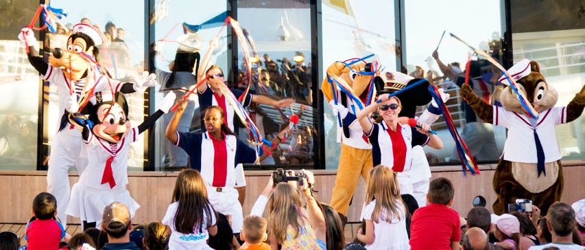 Το μαγικό πλοίο του Μίκι Μάους «έδεσε» στον Πειραιά και σας το παρουσιάζουμε! (φωτογραφίες και βίντεο)