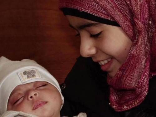 Οικογένεια στη Συρία υιοθέτησε μωρό που βρήκε στον δρόμο