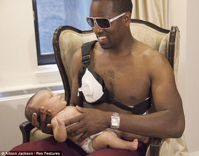 Δείτε τις πρώτες φωτογραφίες του μωρού των Καρντάσιαν-Γουέστ!