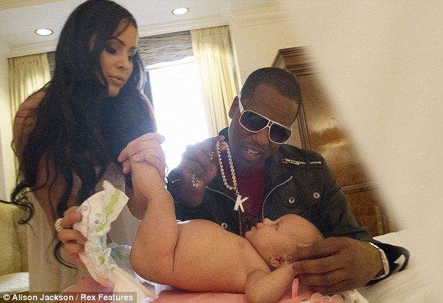 Δείτε τις πρώτες φωτογραφίες του μωρού των Καρντάσιαν-Γουέστ!