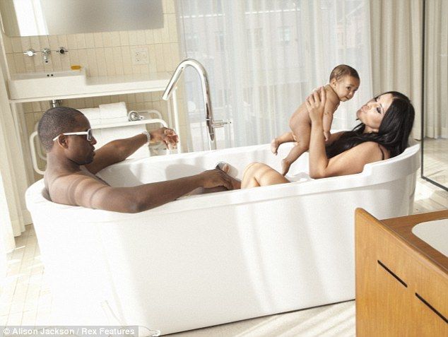 Δείτε τις πρώτες φωτογραφίες του μωρού των Καρντάσιαν-Γουέστ!