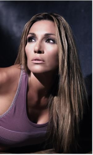 Σήμερα έχει γενέθλια η μικρή κόρη της και της ετοιμάζει πάρτι. Ποια είναι;