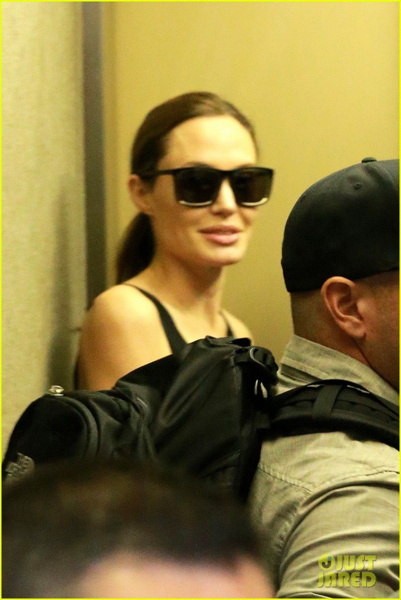 Αντζελίνα Τζολί: Με τους γιους της για δουλειά και διασκέδαση στη Χαβάη! (φωτογραφίες)