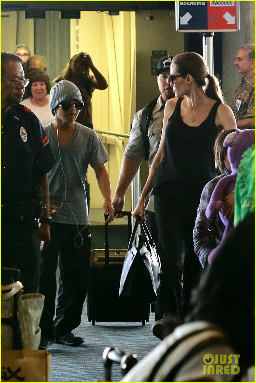 Αντζελίνα Τζολί: Με τους γιους της για δουλειά και διασκέδαση στη Χαβάη! (φωτογραφίες)