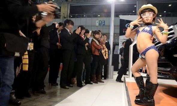 Σοκαριστικό! Μικρά κοριτσάκια με μπικίνι σε έκθεση αυτοκινήτων