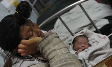 Άστεγη και ψυχικά ασθενής γέννησε στον δρόμο