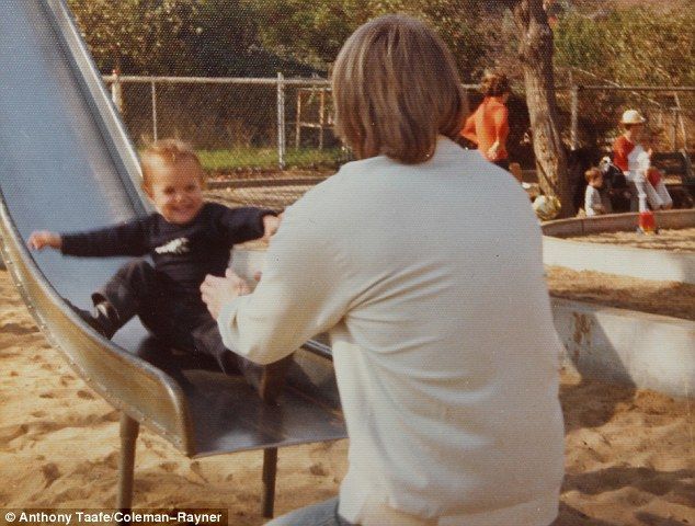 Ανέκδοτο φωτογραφικό υλικό από την παιδική ηλικία της Αντζελίνα Τζολί!