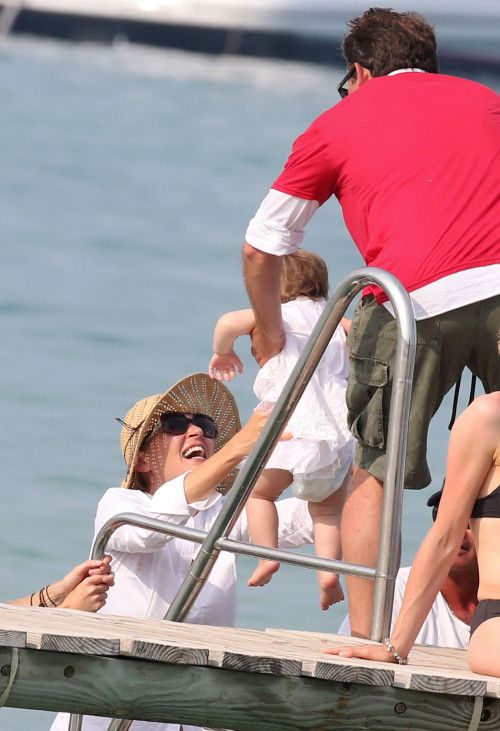 Ούμα Θέρμαν: Διακοπές στο Σεν Τροπέ με την ενός έτους κόρη της! (φωτογραφίες)