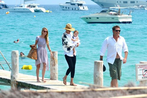 Ούμα Θέρμαν: Διακοπές στο Σεν Τροπέ με την ενός έτους κόρη της! (φωτογραφίες)