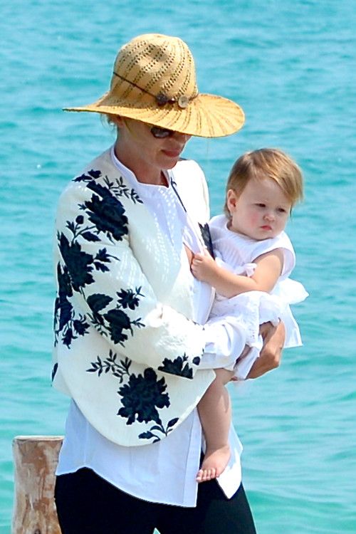 Ούμα Θέρμαν: Διακοπές στο Σεν Τροπέ με την ενός έτους κόρη της! (φωτογραφίες)