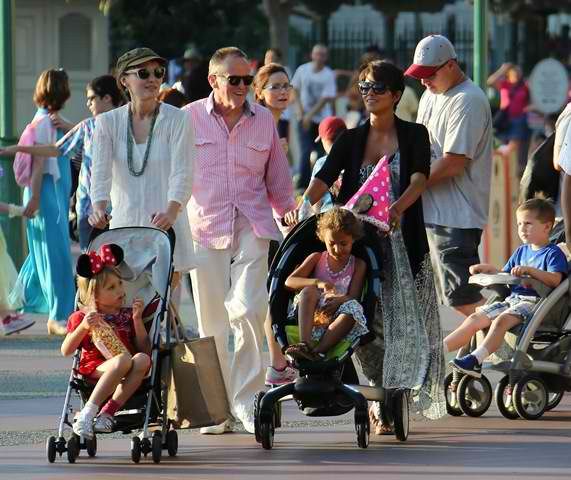 Χάλι Μπέρι: Διασκεδαστικές στιγμές με την κόρη της στη Disneyland! (εικόνες)