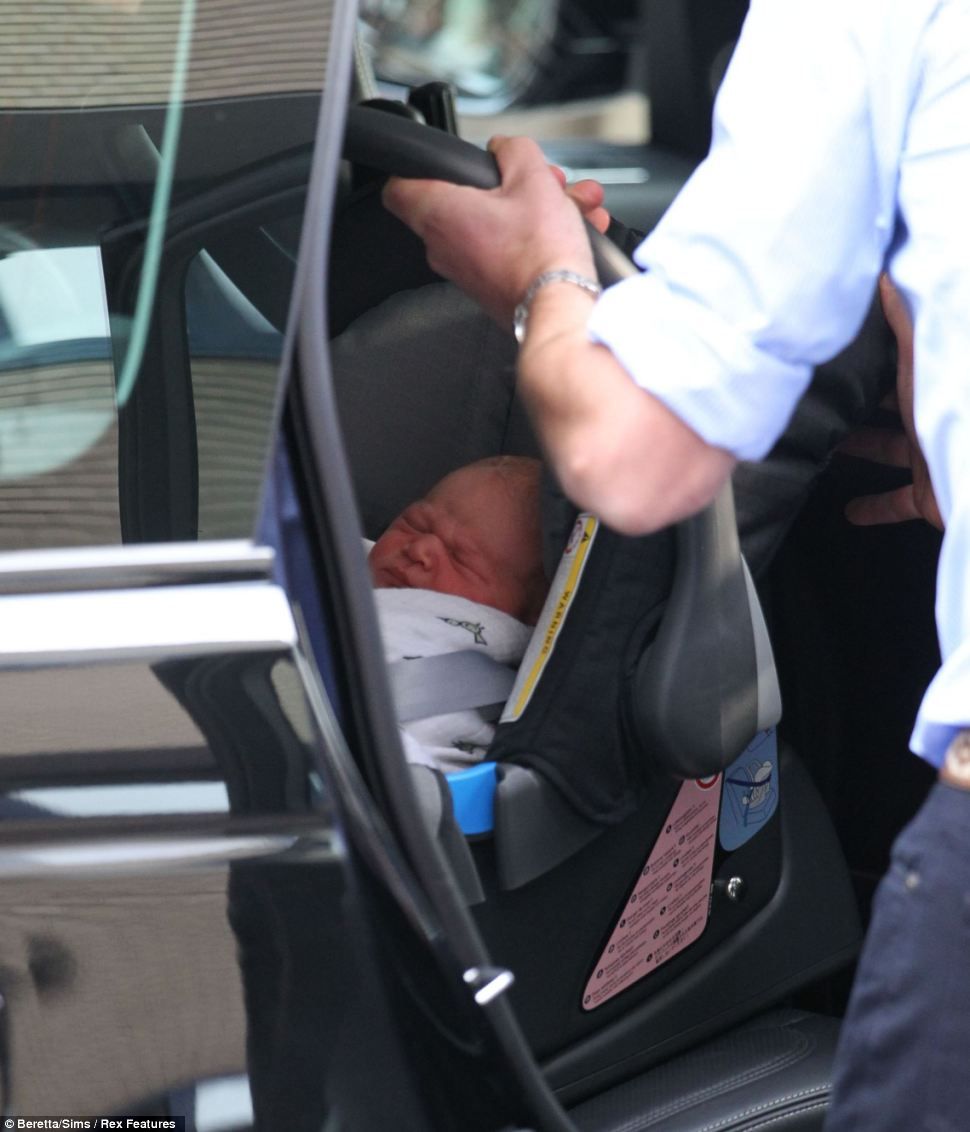 Η πρώτη επίσημη του βασιλικού μωρού, η ανακούφιση του πρίγκιπα και η συγκίνηση της Κέιτ (βίντεο +φωτογραφίες)