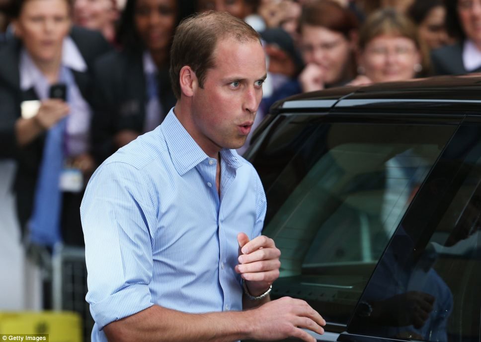 Η πρώτη επίσημη του βασιλικού μωρού, η ανακούφιση του πρίγκιπα και η συγκίνηση της Κέιτ (βίντεο +φωτογραφίες)