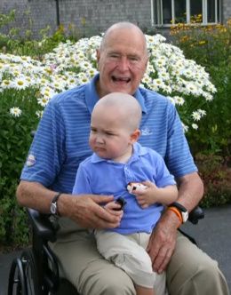 Ο Τζορτζ Μπους ο πρεσβύτερος, ξύρισε το κεφάλι του ως ένδειξη συμπαράστασης σε ένα παιδάκι με καρκίνο (εικόνες)