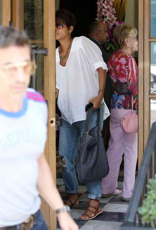 Χάλι Μπέρι – Ολιβιέ Μαρτίνεζ: Επίσημο γεύμα μετά τον γάμο τους! (εικόνες )