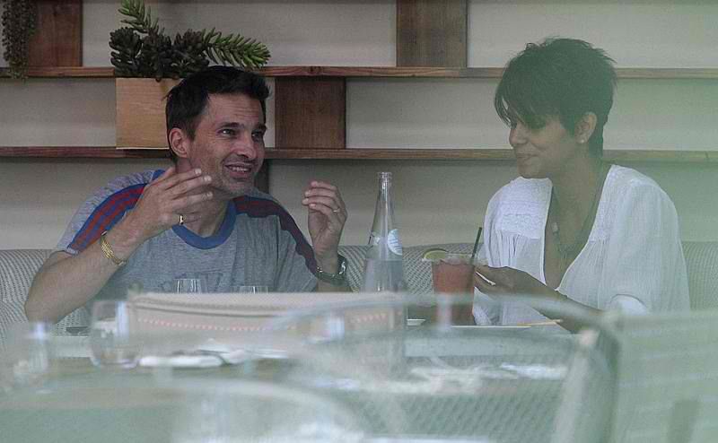 Χάλι Μπέρι – Ολιβιέ Μαρτίνεζ: Επίσημο γεύμα μετά τον γάμο τους! (εικόνες )