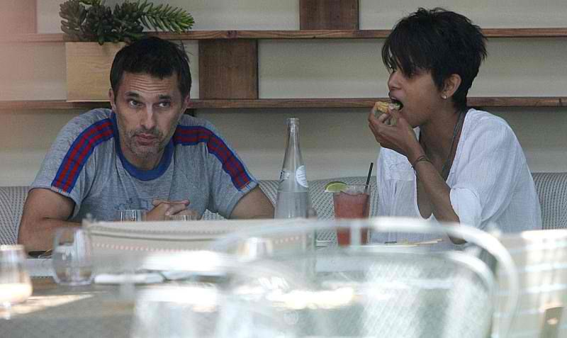 Χάλι Μπέρι – Ολιβιέ Μαρτίνεζ: Επίσημο γεύμα μετά τον γάμο τους! (εικόνες )