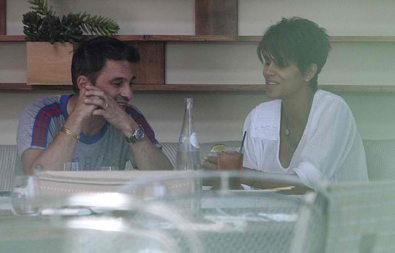 Χάλι Μπέρι – Ολιβιέ Μαρτίνεζ: Επίσημο γεύμα μετά τον γάμο τους! (εικόνες )