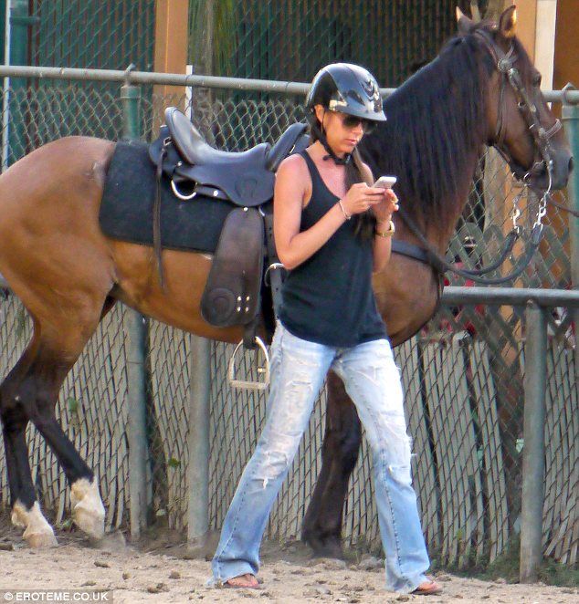 Η αμαζόνα Βικτόρια Μπέκαμ, ο Ντέιβιντ και οι γιοι τους σε ράντσο για ιππασία! (φωτογραφίες)