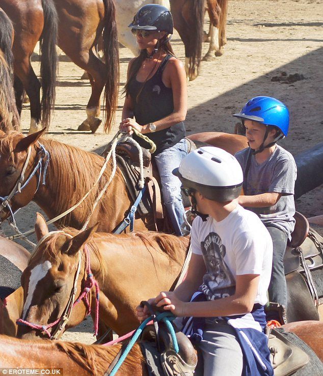 Η αμαζόνα Βικτόρια Μπέκαμ, ο Ντέιβιντ και οι γιοι τους σε ράντσο για ιππασία! (φωτογραφίες)