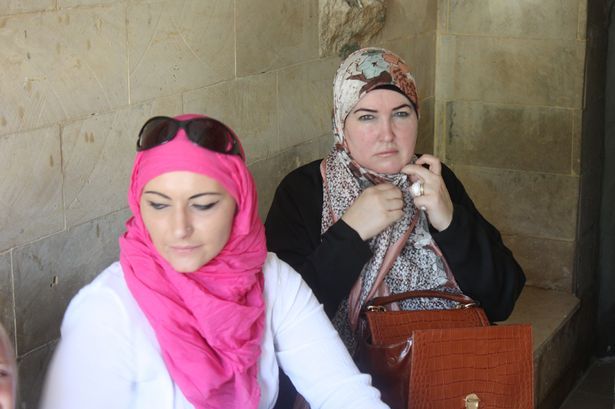 Αληθινή ιστορία: Κρύφτηκε πίσω από μπούρκα και πήγε στην Αίγυπτο για να πάρει πίσω την κόρη της!