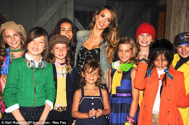 Οι κόρες της Τζέσικα Άλμπα με ασορτί φορέματα σε επίδειξη παιδικής μόδας!