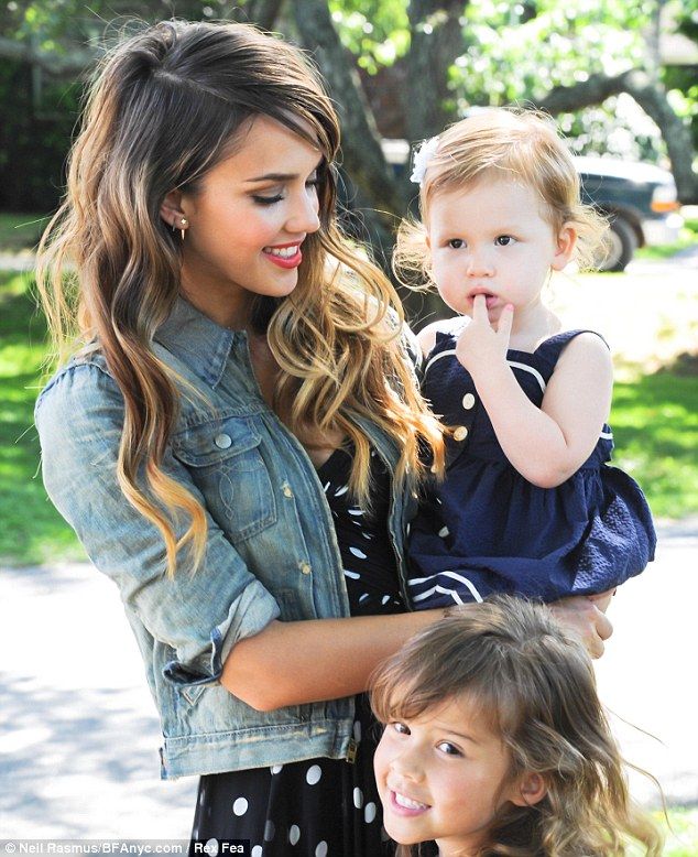 Οι κόρες της Τζέσικα Άλμπα με ασορτί φορέματα σε επίδειξη παιδικής μόδας!