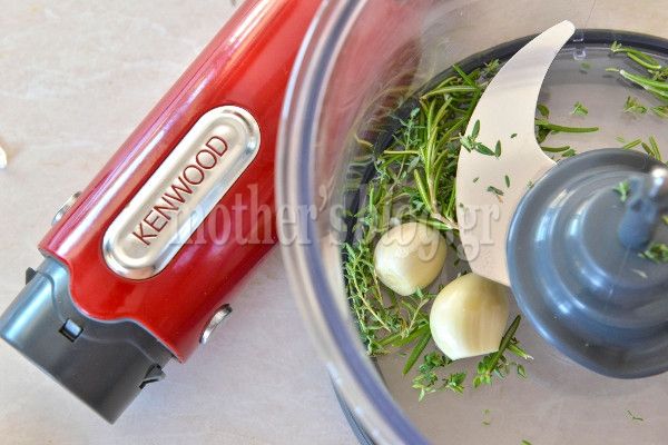 Λαχταριστές χοιρινές μπριζόλες μαρινάτες με κολοκυθάκια τηγανιτά από τον Γιώργο Γεράρδο!