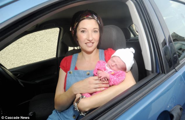 Κόλλησαν στην κίνηση και γέννησε στο αυτοκίνητο! (φωτογραφίες)