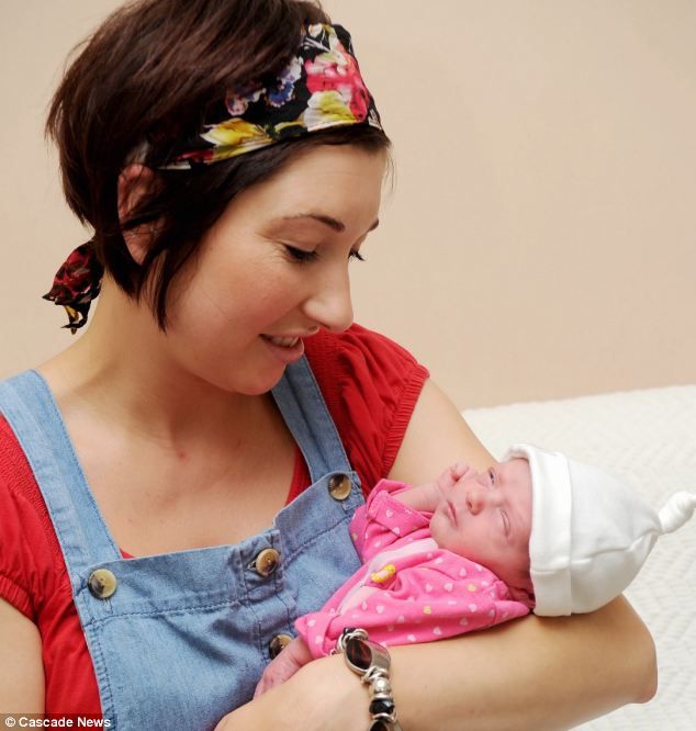 Κόλλησαν στην κίνηση και γέννησε στο αυτοκίνητο! (φωτογραφίες)