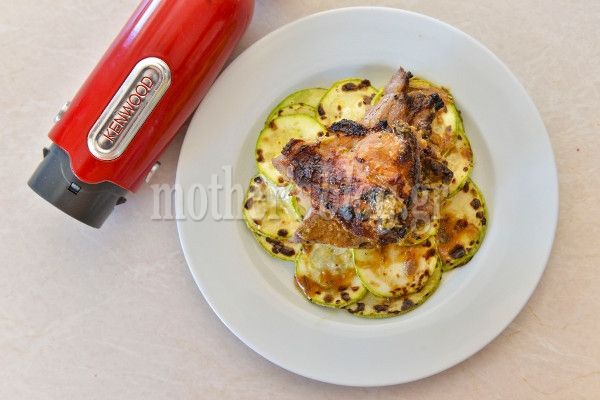 Λαχταριστές χοιρινές μπριζόλες μαρινάτες με κολοκυθάκια τηγανιτά από τον Γιώργο Γεράρδο!