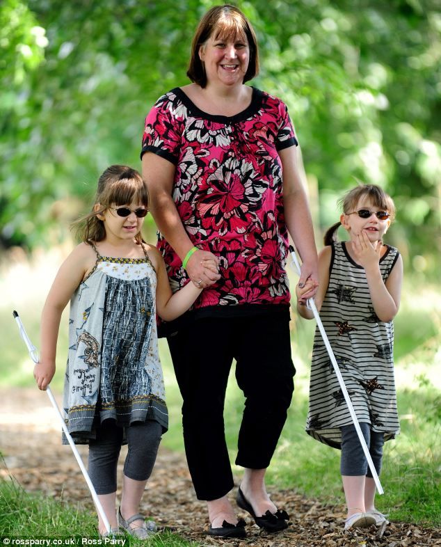 Η τραγική ιστορία 7χρονων δίδυμων κοριτσιών που χάνουν συγχρόνως ακοή και όραση!