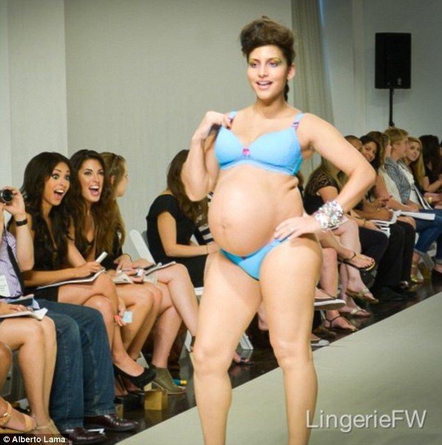 Μοντέλα έγκυες περπάτησαν στην πασαρέλα παρουσιάζοντας σέξι εσώρουχα εγκυμοσύνης! (φωτογραφίες)