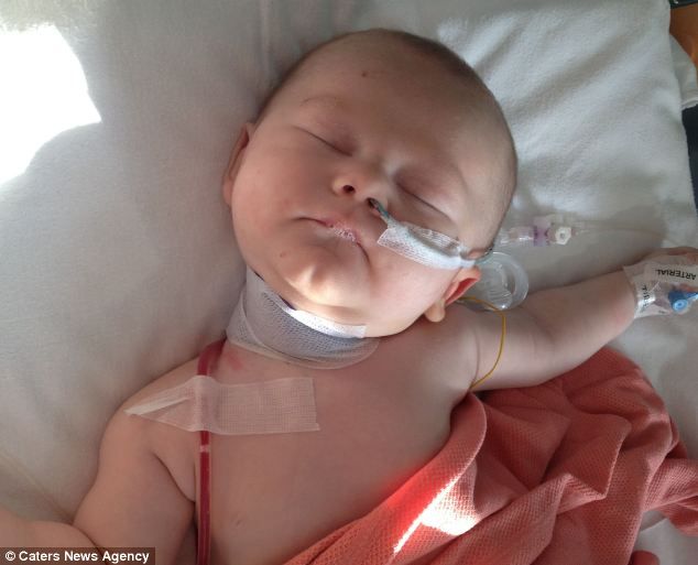 Η ιστορία του αγοριού που γεννήθηκε με τεράστια κύστη στον λαιμό!