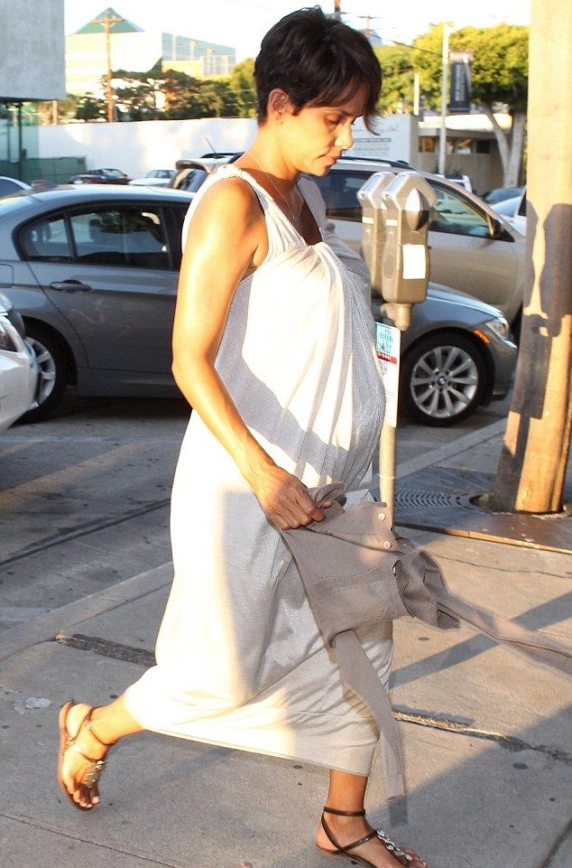 Χάλι Μπέρι: Γιόρτασε τα 47α γενέθλια της περιμένοντας τον πελαργό! (εικόνες)