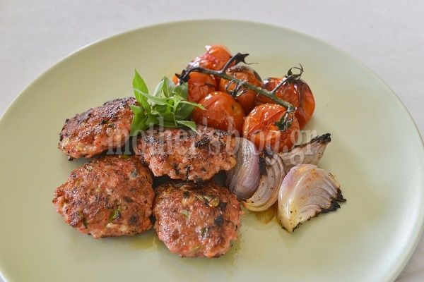 Συνταγή για αρωματικά κεφτεδάκια κοτόπουλου με ψητά ντοματάκια από τον Γιώργο Γεράρδο