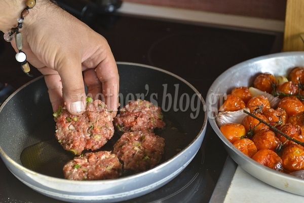 Συνταγή για αρωματικά κεφτεδάκια κοτόπουλου με ψητά ντοματάκια από τον Γιώργο Γεράρδο