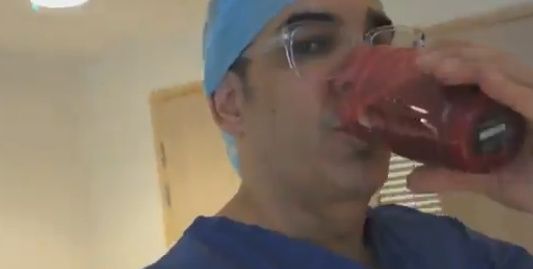 Κι όμως το έκανε! Ο Άλκης Δαυίδ ήπιε τον... πλακούντα της συζύγου του μετά τον τοκετό! (εικόνες)