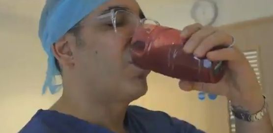 Κι όμως το έκανε! Ο Άλκης Δαυίδ ήπιε τον... πλακούντα της συζύγου του μετά τον τοκετό! (εικόνες)