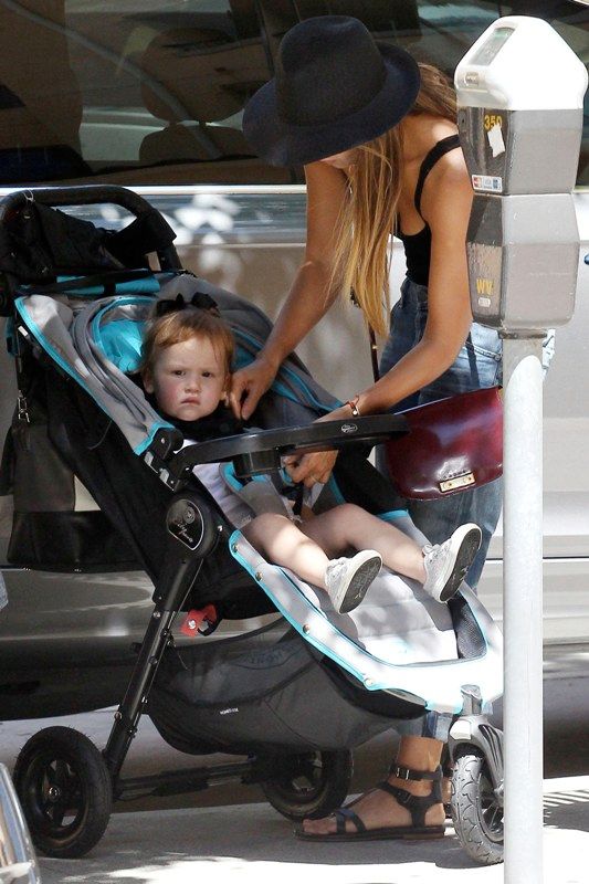 Τζέσικα Άλμπα: Βόλτα με τις κόρες της! (εικόνες)